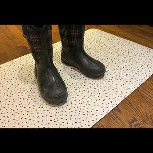 Size 2 bogs. Unisex